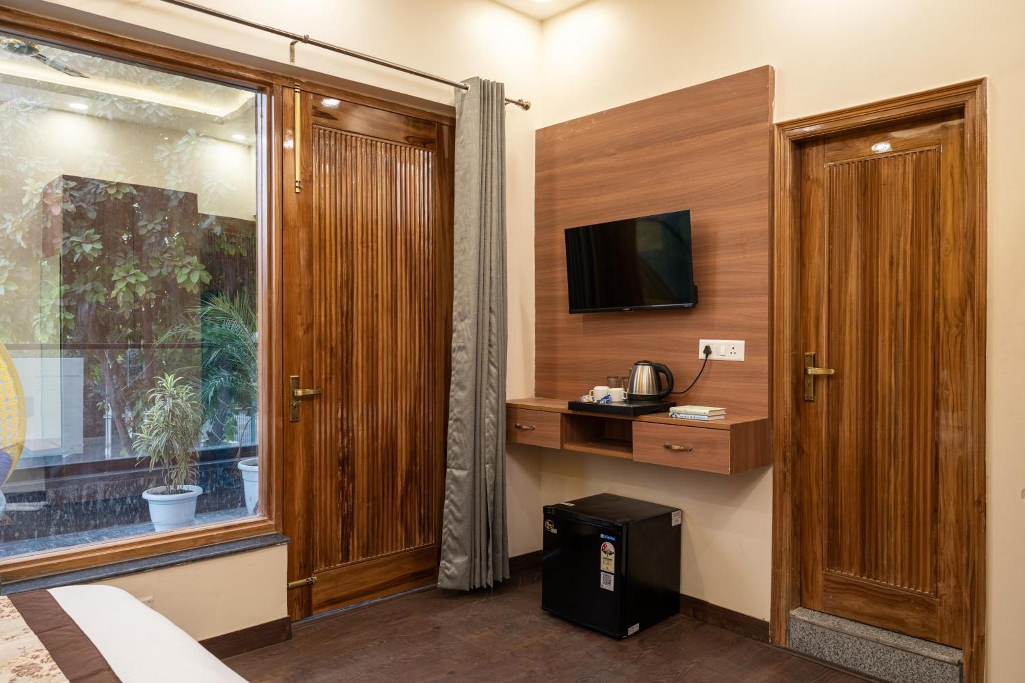 Lime Tree Hotel & One Bhk Serviced Apartment Noida - Sector 50 Metro Экстерьер фото