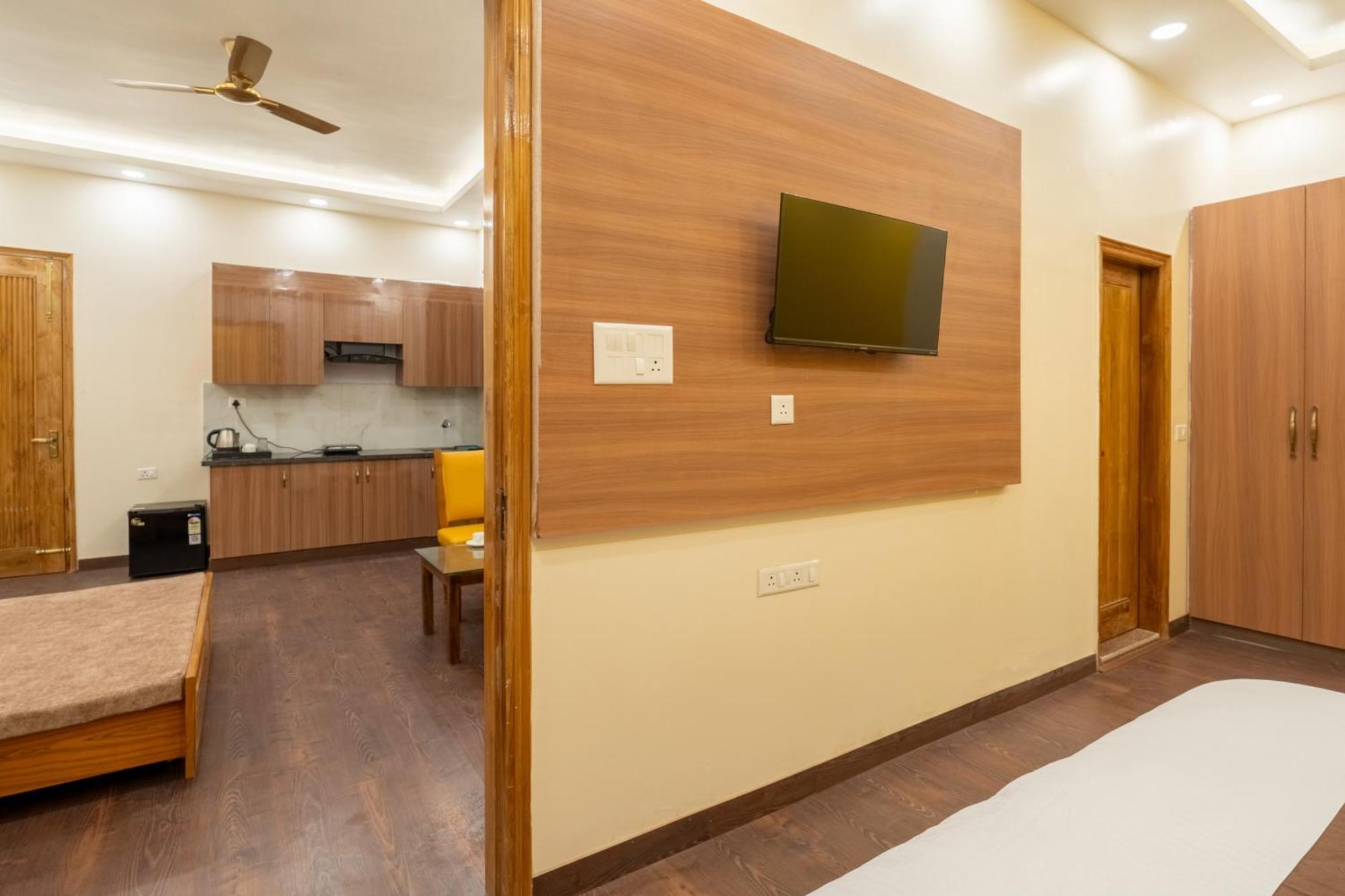 Lime Tree Hotel & One Bhk Serviced Apartment Noida - Sector 50 Metro Экстерьер фото